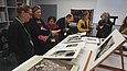 Teilnehmer*nnen diskutieren Pflanzenfotografien von ersten Aufnahmen um 1850 bis zeitgenössische Positionen in der Sammlung des Museums für Fotografie