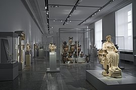 Ausstellungsansicht mit Apulischen Vasen im Hintergrund