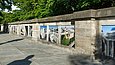 Ansicht der Galerie von Drohnenbildern an der Gartenmauer
