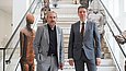 Zwei Männer vor einer Treppe im Ausstellungsgebäude