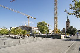 Ansicht auf die Nordfassade sowie die Westfassade mit Platane, Matthäikirchplatz und St. Matthäus-Kirche