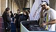 Ein DJ spielt live vor Publikum und "visitBerlin"-Fahne