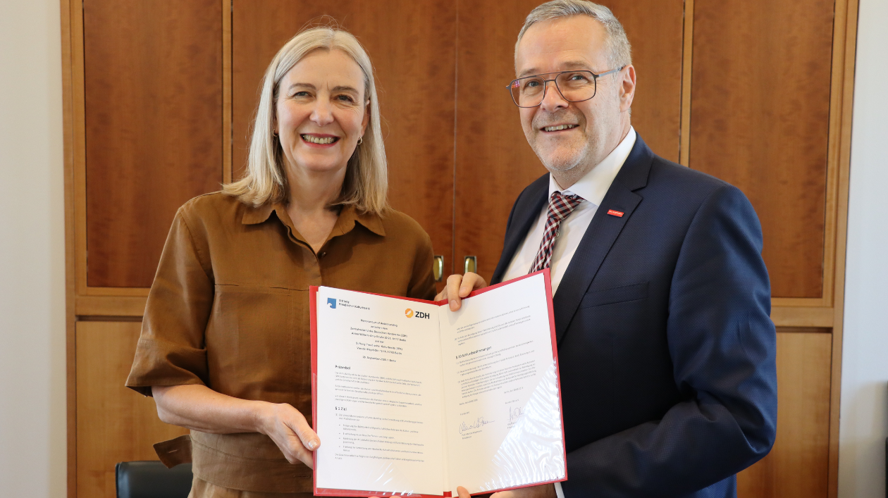 SPK-Präsidentin Marion Ackermann und ZDH-Präsident Jörg Dittrich präsentieren das unterzeichnete Memorandum of Understanding im Haus des Deutschen Handwerks in Berlin. ©ZDH/Camargo Klasen