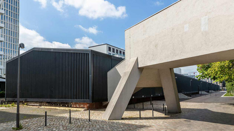 Hamburger Bahnhof und Rieckhallen Zwei moderne Gebäude vor blauem Himmel