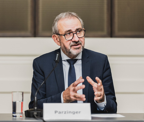 Hermann Parzinger Porträt eines Mannes mit Brille