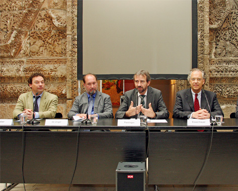 Juni 2009: Unterzeichnung des Vertrags über die 2012 zurückgezogene Dauerleihgabe der Keir Collection an das Museum für Islamische Kunst © SPK Juni 2009: Unterzeichnung des Vertrags über die 2012 zurückgezogene Dauerleihgabe der Keir Collection an das Museum für Islamische Kunst