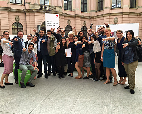 Mai 2016: Das Multaka-Projekt feiert mit der Kulturstaatssekretärin Grütters Multaka feiert den Sonderpreis zur kulturellen Teilhabe geflüchteter Menschen © Husam Mohammed Mai 2016: Das Multaka-Projekt feiert mit der Kulturstaatssekretärin Grütters Multaka feiert den Sonderpreis zur kulturellen Teilhabe geflüchteter Menschen