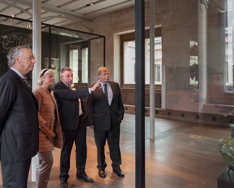 Juni 2014: Matthias Wemhoff führt Kulturstaatsministerin Monika Grütters durch die neue Dauerausstellung des Museums für Vor- und Frühgeschichte im Neuen Museum 