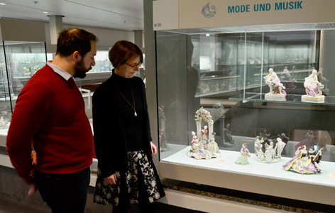 Claudia Kanowski und Benedikt Brilmayer in der Porzellansammlung des Kunstgewerbemuseums © SPK / Jonas Dehn Claudia Kanowski und Benedikt Brilmayer in der Porzellansammlung des Kunstgewerbemuseums, sie schauen sich eine Vitrine an