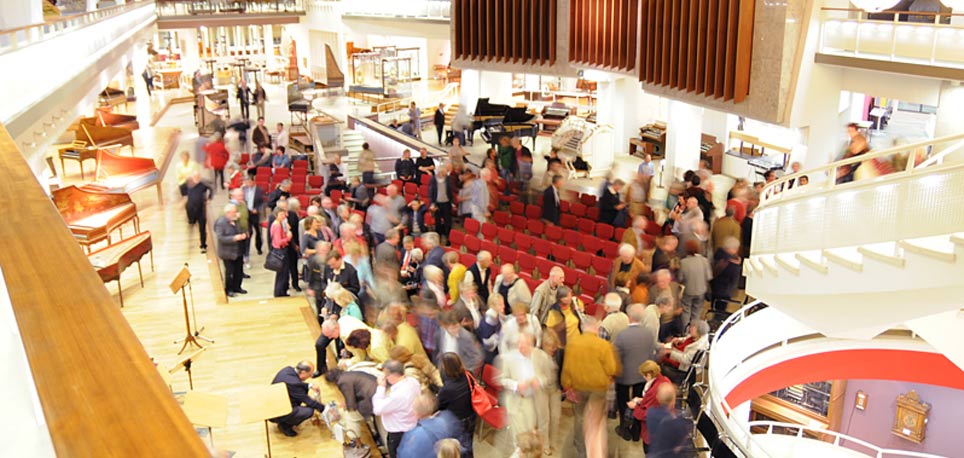 Blick ins Musikinstrumenten-Museum bei der Eröffnung einer Sonderausstellung.