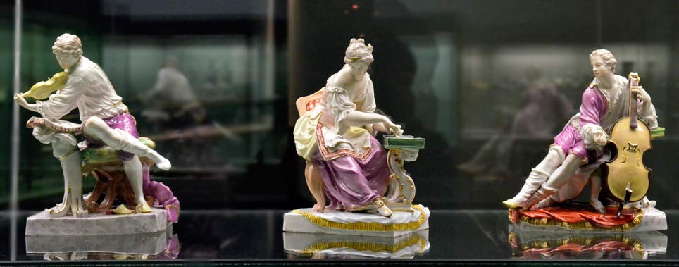 Geigen-, Clavichord-, Cellospieler. Porzellangruppe aus Ludwigsburg, um 1766 © SPK / Friederike Schmidt Drei Porzellanfiguren: Geigen-, Clavichord-, Cellospieler. Herkunft: Ludwigsburg, um 1766