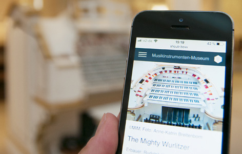 Digitaler Museumsguide im Musikinstrumenten-Museum Der digitale Museumsguide ist auf einem Smartphone geöffnet.
