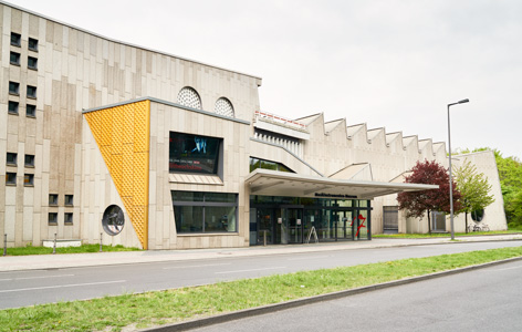 Der Eingang zum Musikinstrumenten-Museum Der Eingang zum Musikinstrumenten-Museum