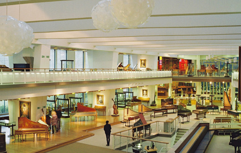 Das Innere des Musikinstrumenten-Museums Ausstellungsraum des Musikinstrumenten-Museums