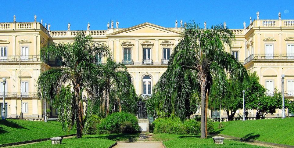 Museu Nacional Imposantes Gebäude hinter Palmen