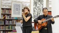 Konzert im Lesesaal des Ibero-Amerikanischen Instituts, im Hintergrund mexikanische Druckgrafiken