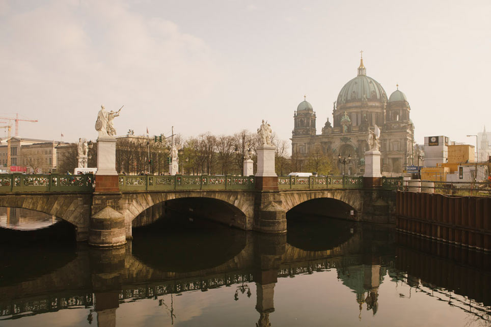 Der Blick über die Schlossbrücke auf den Berliner Dom