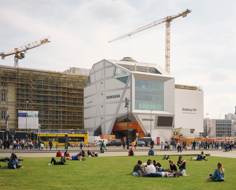 Gibt noch bis 2019 mit Ausstellungen einen Vorgeschmack auf das Humboldt Forum: Die Humboldt Box © Max Zerrahn Gibt noch bis 2019 mit Ausstellungen einen Vorgeschmack auf das Humboldt Forum: Die Humboldt Box