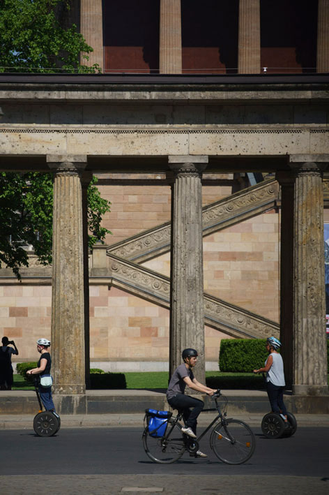 Es gibt viele Wege sich durch Mitte zu bewegen. Doch egal ob mit Segway, Fahrrad oder zu Fuß - an der Museumsinsel führt kein Weg vorbei 