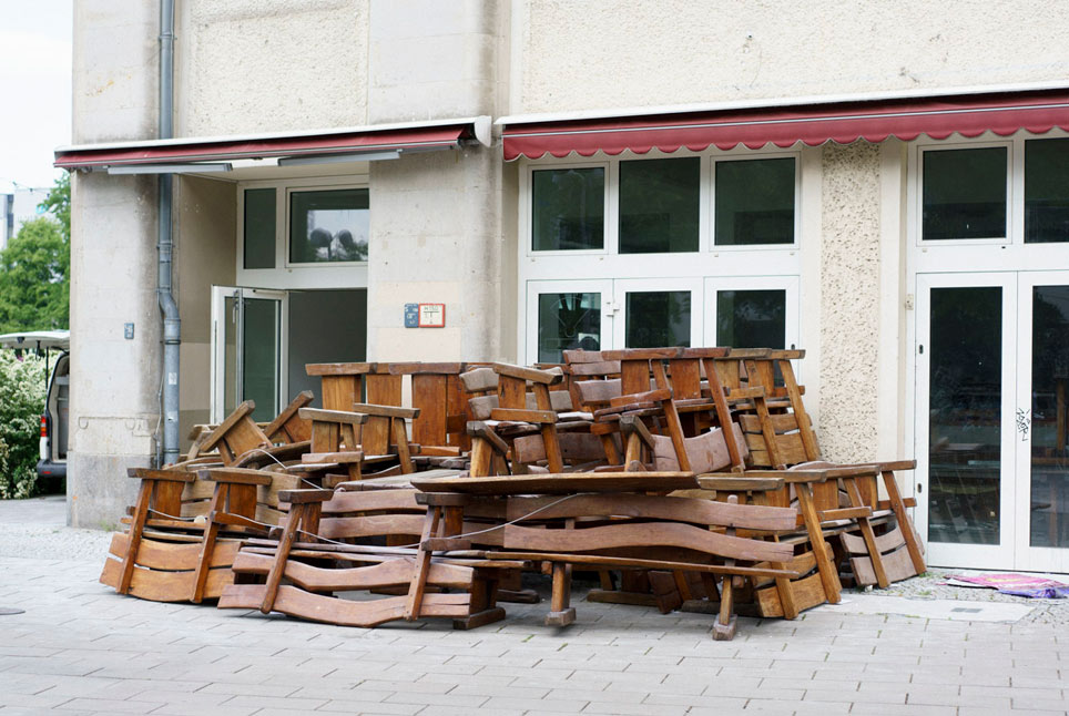 Zusammengeschlossene Bänke bei einem Lokal