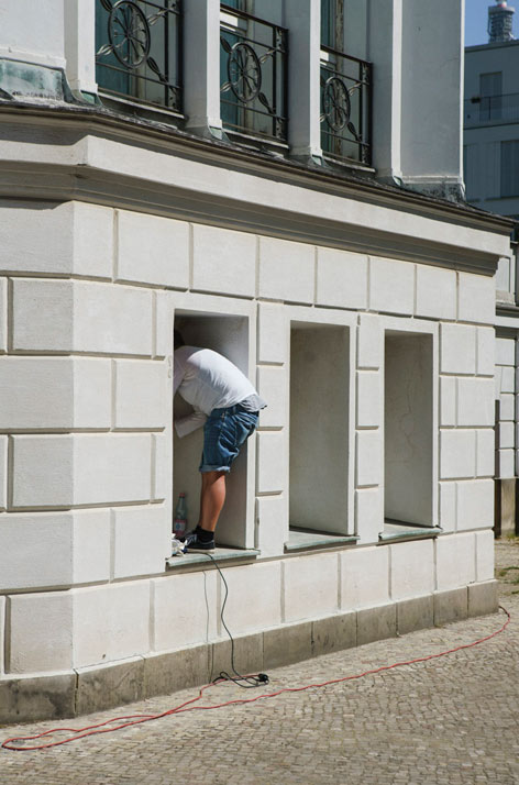 ein Bauarbeiter an einem Gebäude in Mitte