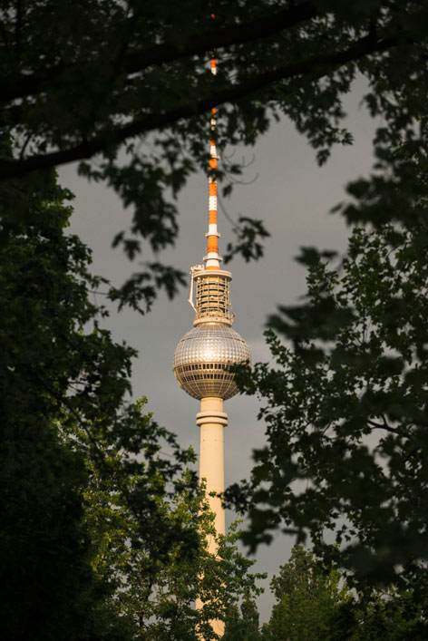 Mitte ist mehr als der Fernsehturm, doch der 1969 eingeweihte „Telespargel“ markiert das Zentrum Berlins wie eine überdimensionale Stecknadel © Max Zerrahn Mitte ist mehr als der Fernsehturm, doch der 1969 eingeweihte „Telespargel“ markiert das Zentrum Berlins wie eine überdimensionale Stecknadel