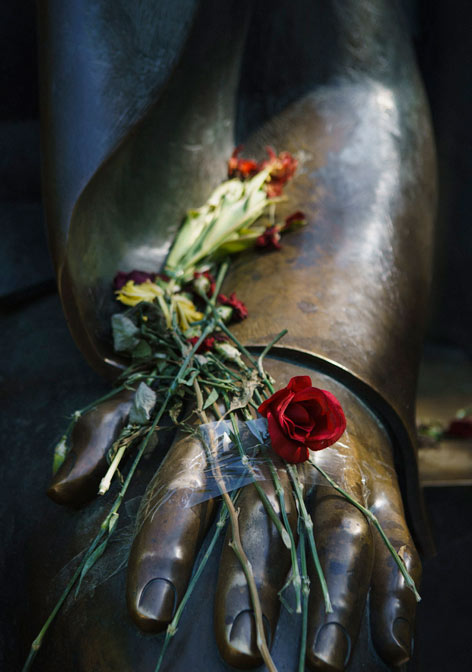 Hand einer Statue mit Rose