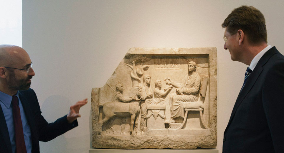 Maischberger und Ekkernkamp vor dem hellenistischen Grabrelief eines Chirurgen