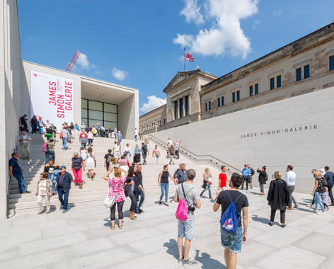 Die belebte Freitreppe der James-Simon-Galerie © Staatliche Museen zu Berlin / David von Becker Die belebte Freitreppe der James-Simon-Galerie