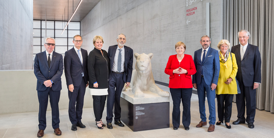 David Chipperfield, Michael Müller, Ann und Timothy M. Simon, Angela Merkel, Hermann Parzinger, Monika Grütters und Michael Eissenhauer bei der Eröffnung der James-Simon-Galerie © Staatliche Museen zu Berlin / David vo David Chipperfield, Michael Müller, Ann und Timothy M. Simon, Bundeskanzlerin Angela Merkel, Hermann Parzinger, Monika Grütters und Michael Eissenhauer bei der Eröffnung der James-Simon-Galerie am 12. Juli 2019