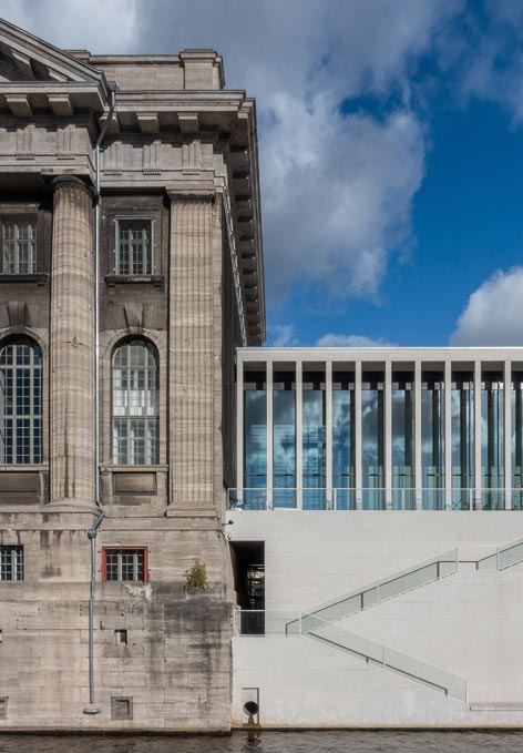 Alt und neu: links das Pergamonmuseum, rechts die James-Simon-Galerie Alt und neu: links das Pergamonmuseum, rechts die James-Simon-Galerie