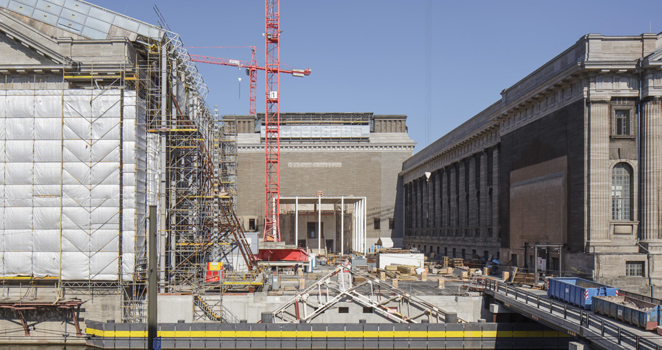 Während im nördlichen Teil des Pergamonmuseums (links und Mitte) gebaut wird, ist der Südflügel (rechts) für Besucher geöffnet. Während im nördlichen Teil des Pergamonmuseums (links und Mitte) gebaut wird, ist der Südflügel (rechts) für Besucher geöffnet.