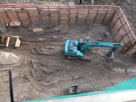 Baugrube Blick auf einen Bagger in einer Baugrube.