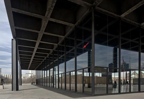 Neue Nationalgalerie Glasfassade eines modernen Gebäudes.