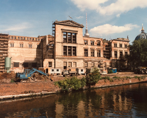 Neues Museum 1987, Westfassade