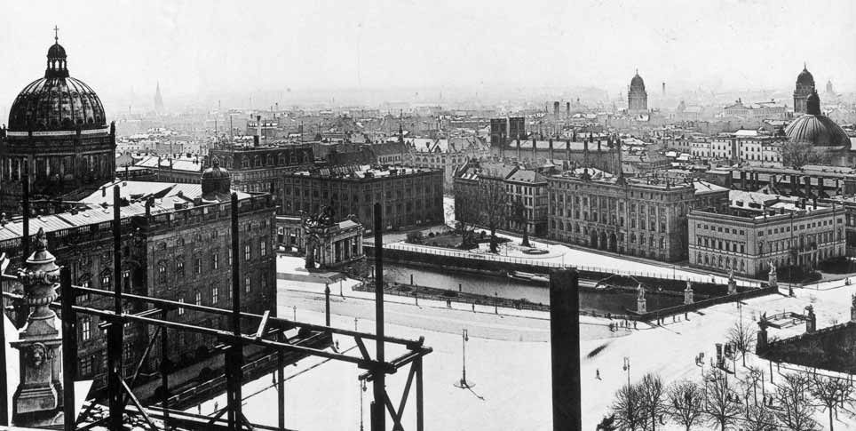 Blick vom Dom auf Stadtschloss und Bauakademie (1898)