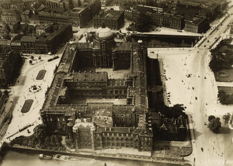 Das Berliner Schloss, Schlossplatz und der angrenzende Lustgarten um 1919. Im Hintergrund ist die Bauakademie zu sehen 