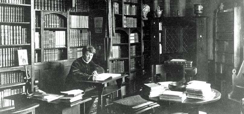 Ferrucio Busoni in seiner Berliner Wohnung Mann in einem Zimmer mit vielen Büchern