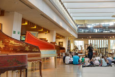 Schulführung im Musikinstrumenten-Museum, im Vordergrund Cembali aus dem 18. Jahrhundert Schulführung im Musikinstrumenten-Museum, im Vordergrund Cembali aus dem 18. Jahrhundert