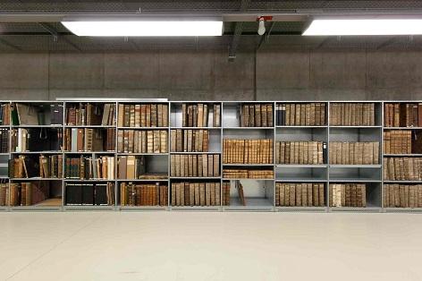 Magazin Altbestand in Ebene -2 (unterirdisch), Sächsische Landesbibliothek – Staats- und Universitätsbibliothek Dresden, 2015. Regalreihe mit alten Büchern