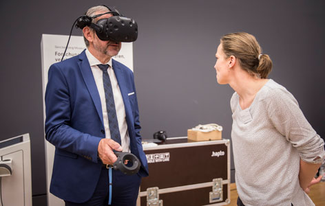 Hermann Parzinger probiert eine VR-Anwendung von museum4punkt0 aus © SPK/photothek.net/Florian Gaertner Hermann Parzinger probiert eine VR-Anwendung von museum4punkt0 aus
