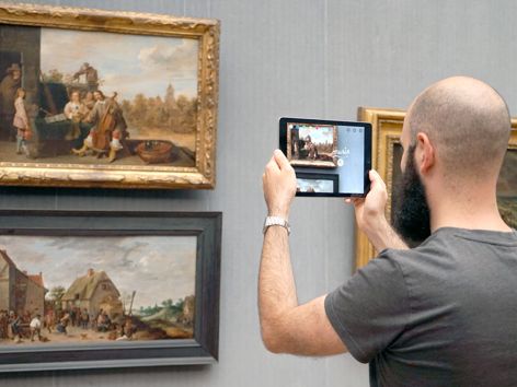 The prototype of an app that was developed as part of museum4punkt0 is being tested in the Gemäldegalerie.. ©  museum4punkt0 / Ceren Topcu