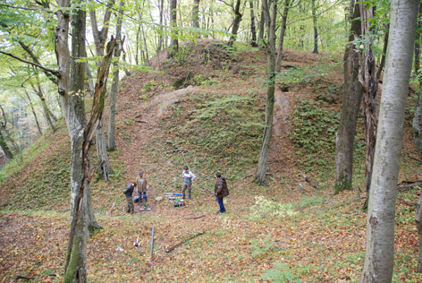 Investigation BW Kraam Several people standing in a forest