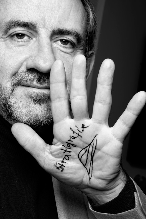 Hermann Parzinger Schwarz-Weiß Porträt eines Mannes, der eine Hand in die Kamera hält, auf der "Stratigrafie" steht