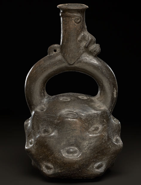 This clay pot of the Chimu (Peru) represents a potato tuber Kartoffelförmiges Tongefäß