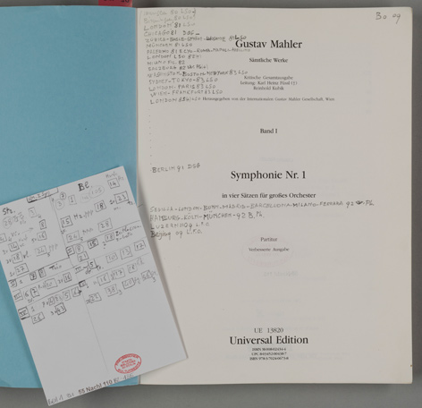 Titelseite der Partitur von Mahlers 1. Sinfonie mit handschriftlichen Notizen und einem eingelegten Dirigierzettel