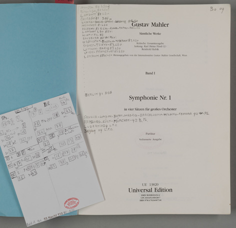 Abbados Eintragungen zu Aufführungsort und -jahr auf der Titelseite der Partitur der 1. Sinfonie von Gustav Mahler Titelseite der Partitur von Mahlers 1. Sinfonie mit handschriftlichen Notizen und einem eingelegten Dirigierzettel
