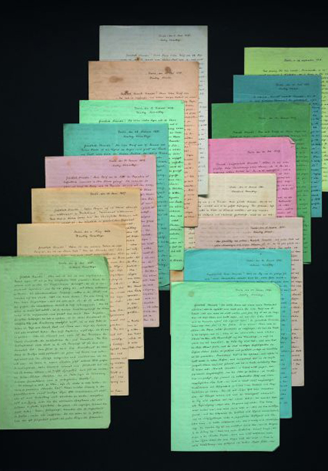 Aufgefächert präsentierte Briefe auf buntem Papier