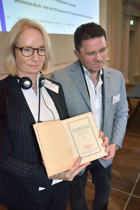 DRBD Zwei Personen halten ein historisches Dokument in den Händen.