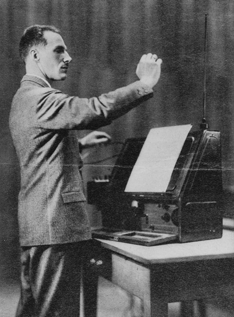 Schwarz-Weiß-Aufnahme eines Mannes, der mit den Händen eine Terme bedient